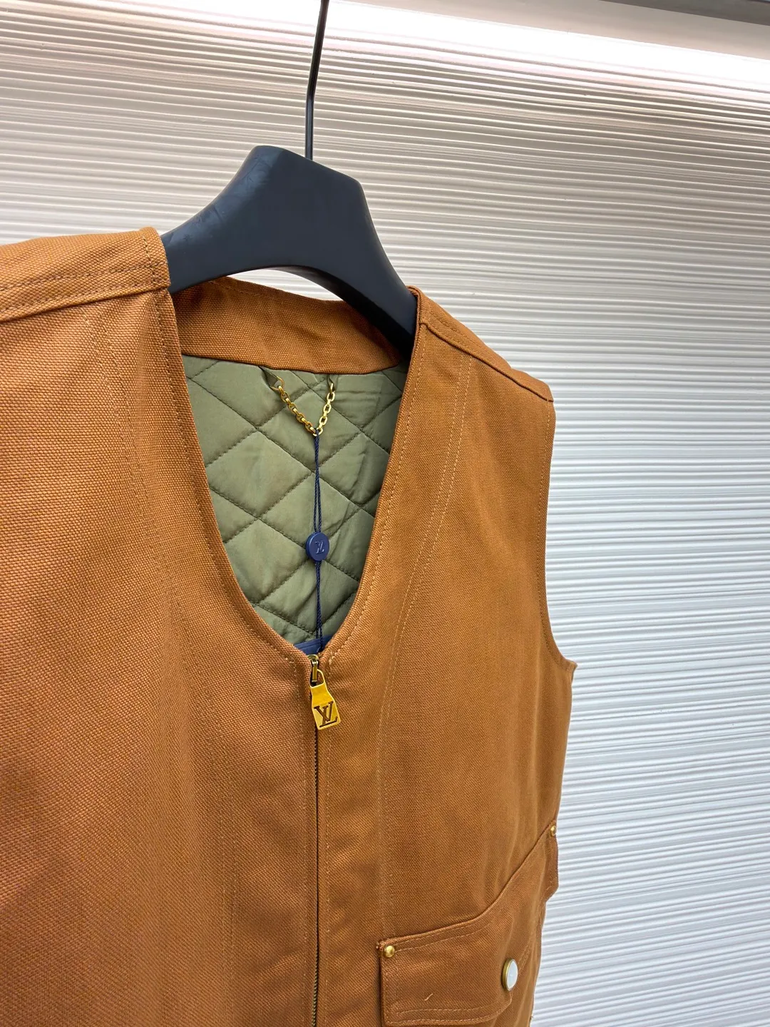 LOUIS VUITTON Nigo joint portrait work vest ●Original version: Purchased and developed for 16999 ●Item number: 1681331-B75 ●Fabric: denim fabric ●Technology: printing production ●Color: brown ●Version: fitted version ●Weight: about 785 grams ●Size: S-M-L-XL ●Description: Made of high-quality brown twill fabric, the texture is crisp and wear-resistant. The stability and texture of the fabric are ensured through fine weaving technology, which provides good support for the vest. The brand logo embroidery on the left uses a combination of bead embroidery and thread embroidery. The beads are arranged regularly, the embroidery stitches are fine, the pattern has a strong three-dimensional effect, and it is perfectly integrated with the fabric, highlighting the brand's luxurious craftsmanship. It adopts three-dimensional tailoring to fit the human body shape, making it comfortable to wear and fashionable. Double-thread reinforcement technology is used during sewing, the seams are smooth and compliant, the stitch spacing is even, and the lines are straight, reflecting the exquisite level of garment making. The buttons on the pockets are custom-made metal buttons with a smooth surface and brand details, high-quality texture and strong durability; the zipper is also customized by the brand, with the zipper puller bearing the brand logo, and the zipper is smooth and easy to pull. The quilted lining on the inside not only increases the warmth of the vest, but also improves the overall sophistication. The quilting lines are regular and reflect the meticulous craftsmanship. The design of the large pockets is both practical and decorative, with neat stitching on the edges of the pockets; the lines of the neckline and body are simple and elegant, and the overall craftsmanship details reflect the brand's high-end production standards. The overall wiring is straight and delicate, the fabric is comfortable and soft, and the color is consistent without color difference. It can be matched with the same style to create a fashionable look and control various occasions. Customized accessories, complete with three standards, same style for men and women!